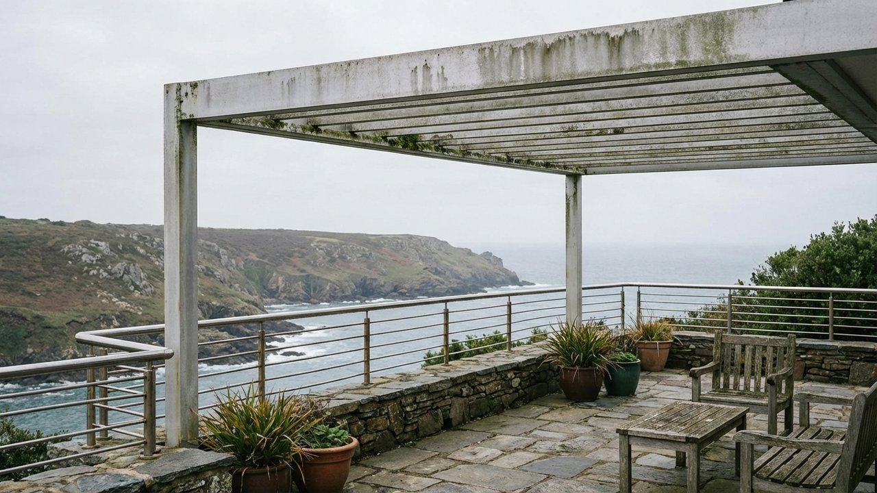 Pergola en aluminium exposée aux intempéries en extérieur