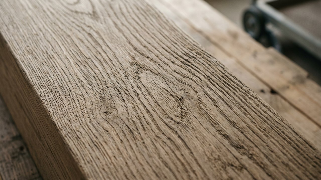 Détail d'une surface en bois décapée au sablage