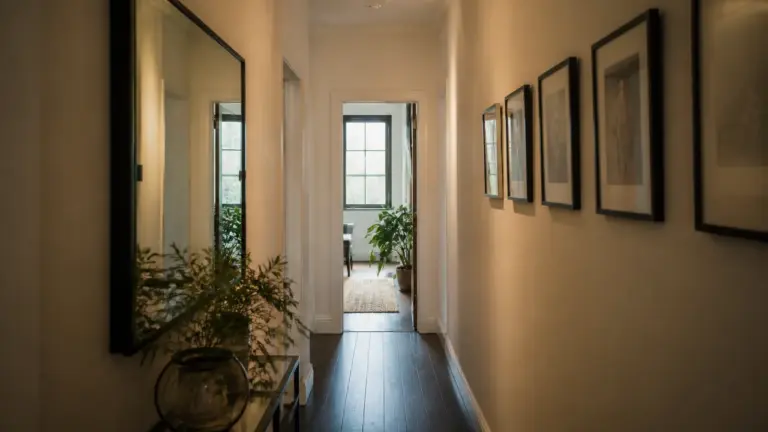 Décoration murale de couloir étroit avec miroirs et cadres