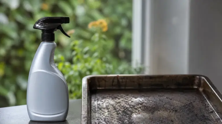 Produit nettoyant four pour dégraisser un four encrassé