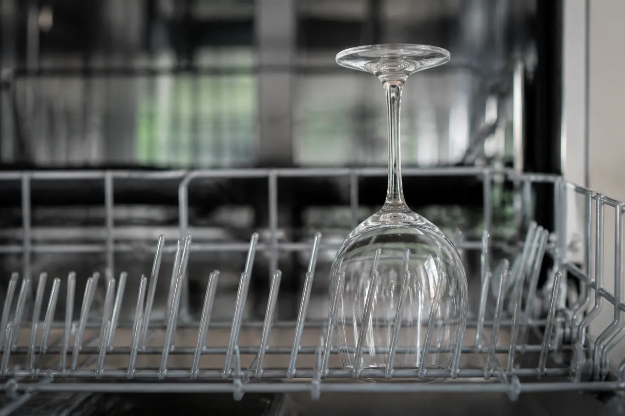 Verre brillant après liquide de rinçage pour lave-vaisselle